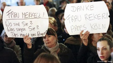 "Госпожо Меркел, къде сте?" - кадър от протест пред Кьолнската катедрала след груповите сексуални посегателства срещу жени в Новогодишната нощ