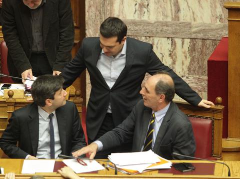 Премиерът Алексис Ципрас (в средата) по време на парламентарните дебати