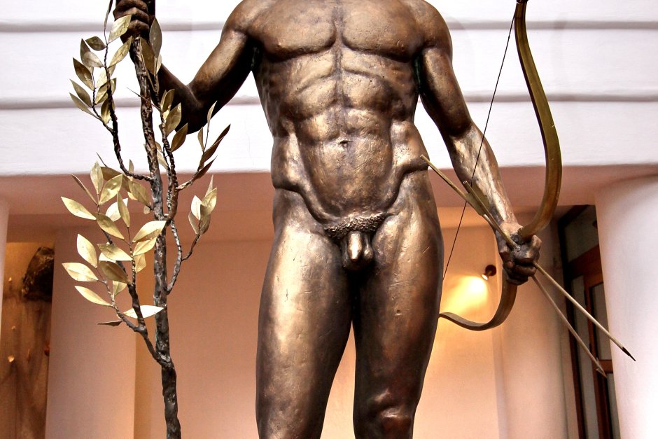 Копие на някогашната статуя на Аполон в Созопол
