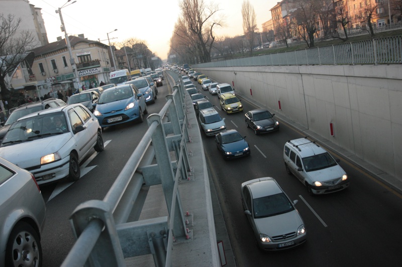 Колони от автомобили с заминаващи за предстоящите празници се образуваха по възловите кръстовища и изходи на София. Снимка: БГНЕС