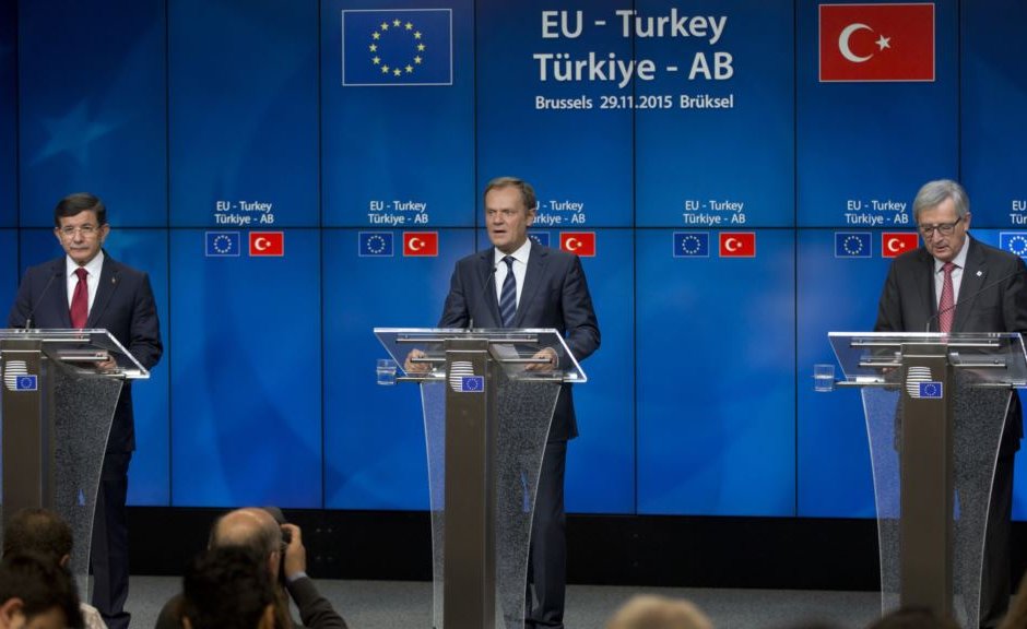Турският премиер Давутоглу (в ляво) с председателя на Европейския съвет Туск и председателя на ЕК Юнкер по време на срещата им на 29 ноември миналата година