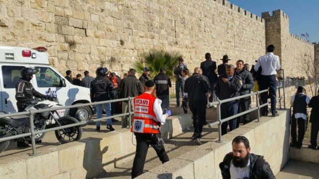Двама палестинци нападнаха с ножове трима израелци в Ерусалим