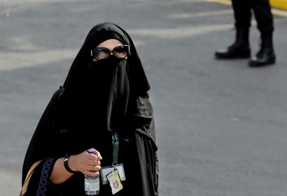 За пръв път жените гласуваха в местните избори в Саудитска Арабия