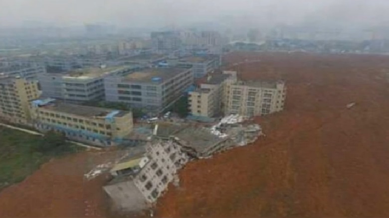 Над 90 човека са в неизвестност след като свлачище затрупа бизнес парк в Китай