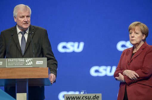 Хорст Зеехофер и Ангела Меркел по време на конгреса в Карлсруе
