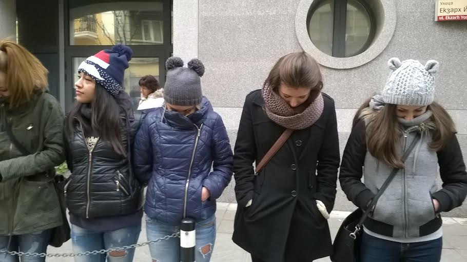 Десетина тинейджъри протестираха пред ВСС срещу Лозан Панов