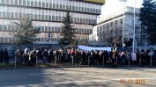 Стотина души, сред които изявени социалисти протестираха пред БНР в защита на Волгин