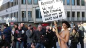 Швейцарска художничка протестира гола пред катедралата в Кьолн
