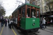 Дядо Коледа раздава подаръци в ретро трамвай в София