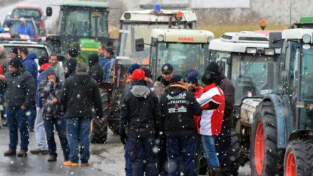 Стотици гръцки трактори блокираха пътя към България