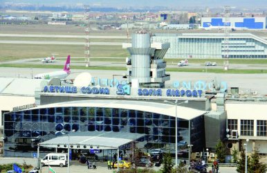 Самолет кацна извънредно в София заради буйстващ пиян пасажер