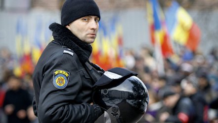 Обкръжен от протестиращи, молдовският парламент избра ново правителство