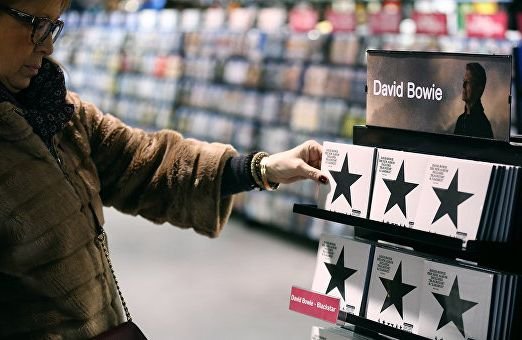 Последният албум на Боуи оглави британските класации