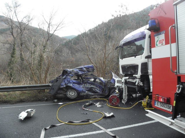 Шофьор загина в тежка катастрофа между ТИР и лек автомобил в Кресненското дефиле