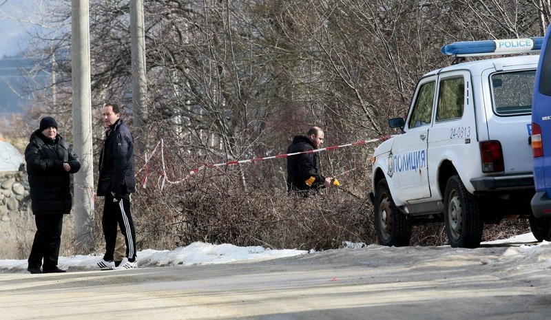 Полицията извъшва оглед в района, където бе открит убитият Александър Антов. Сн. БГНЕС
