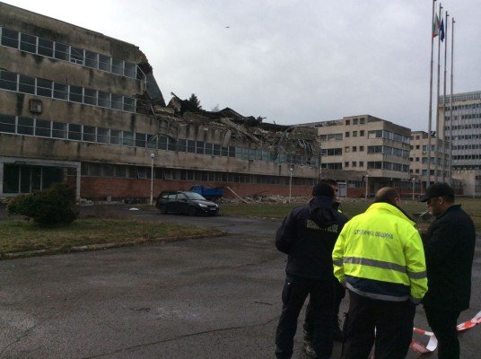 Срути се част от сградата на института "Пушкаров" в София