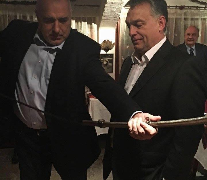 Борисов и Орбан си размениха подаръци – фиала и сабя
