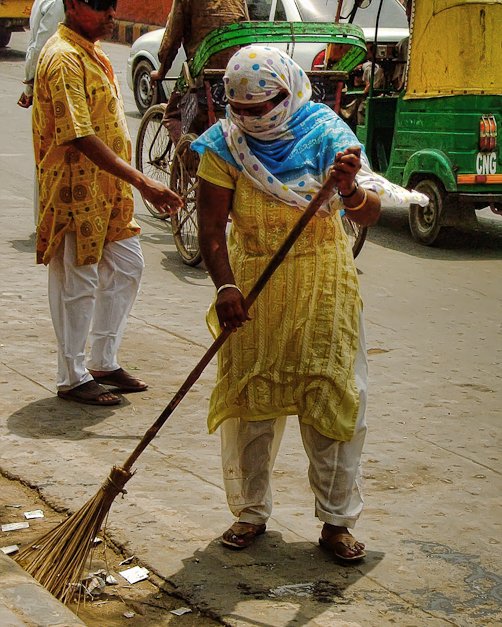 Висшисти кандидатстват за улични чистачи в Индия