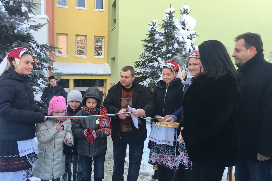 Министър Павлова даде на децата да прережат лентата на обновения блок