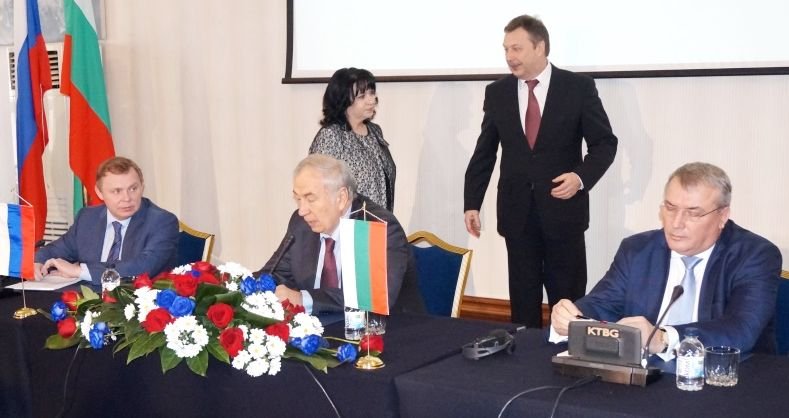 Евгений Салков, Димитър Ангелов и Богомил Манчев (отляво надясно) подписаха договора за оценката на състоянието на VІ блок