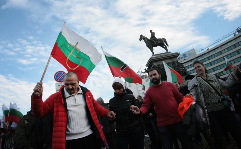 Масовият протест пред НС се оказа скромно събиране в подкрепа на българщината