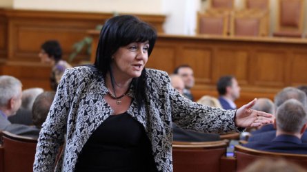 Депутатът от ГЕРБ Цвета Караянчева разясни, че спирането на обещствени поръчки е новият управленски план. 