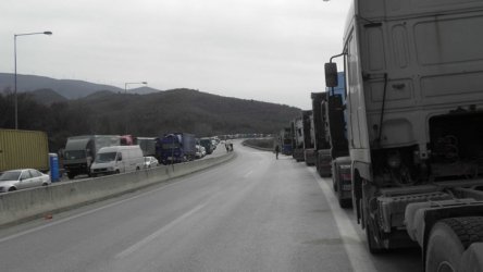 Трафикът между България и Гърция е възстановен, но гръцките трактори остават на границата