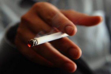 Директори на френски училища искат отмяна на забраната за пушене заради тероризма