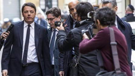 Матео Ренци минава покрай струпали се журналисти в понеделник в Рим.