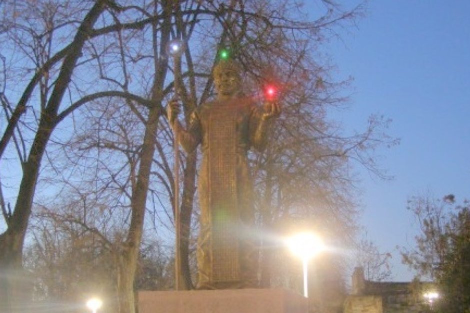 Паметник на Иван Срацимир с цветни диоди светна във Видин