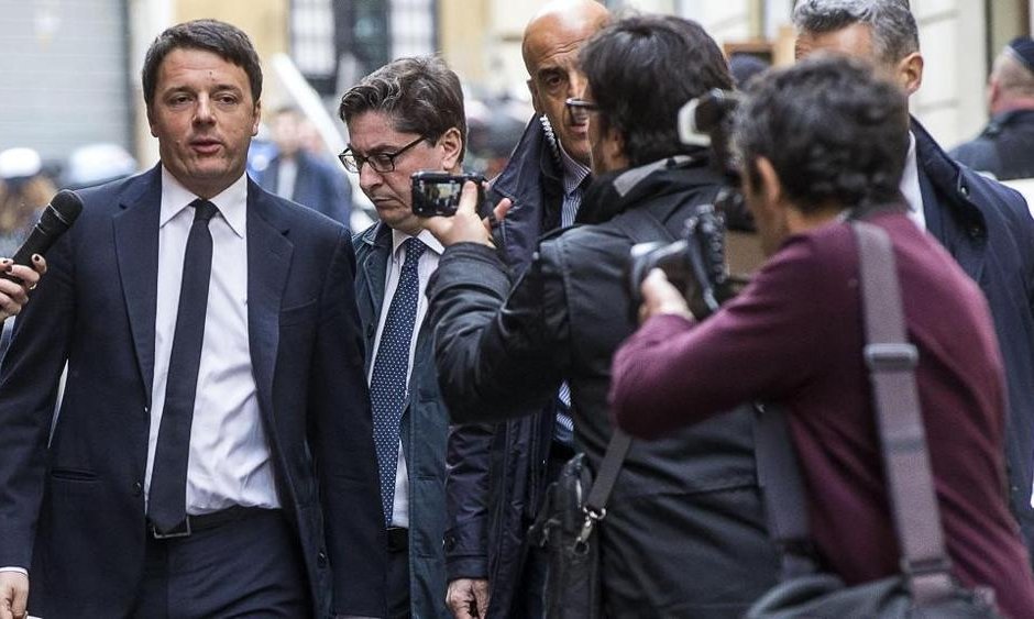 Матео Ренци минава покрай струпали се журналисти в понеделник в Рим.