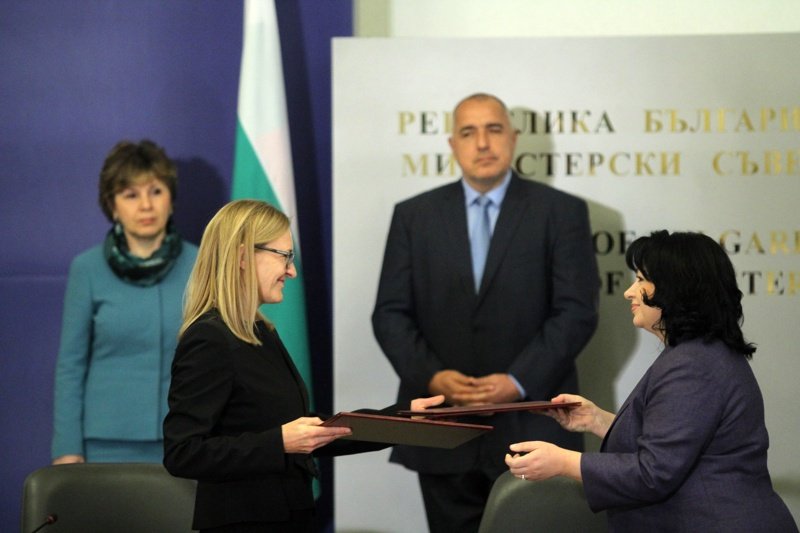 Айлийн Уилкинсън и Теменужка Петкова подписват договора за търсене на нефт и газ в Черно море, сн. БГНЕС