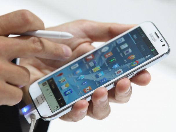 Списание съветва как потребителите да запазят по-дълго батерията на смартфоните си
