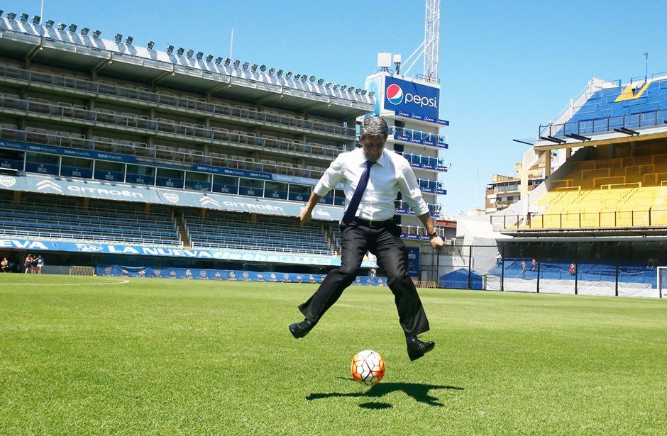 Президентът Росен Плевнелиев демонстрира умения с топката на стадиона на "Бока Хуниорс"