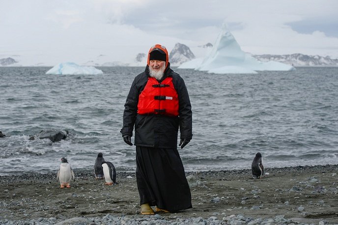 Руският патриарх отслужи молебен на Антарктида и посети пингвини
