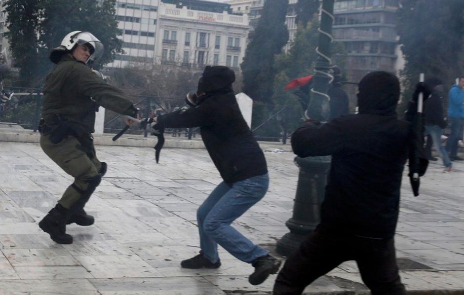 Сблъсъци с полицията и сълзотворен газ в Атина