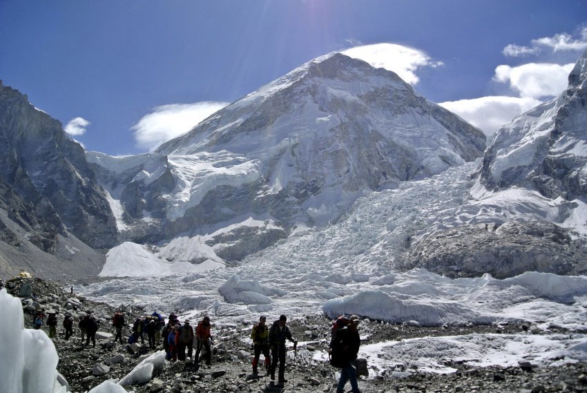 Пътнически самолет се разби в непалските планини, 23-ма загинали