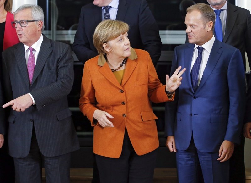 Ангела Меркел между Жан-Клод Юнкер (вдясно) и председателя на Европейския съвет Доналд Туск