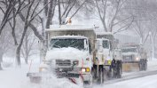 Нощни проблеми по пътищата в страната заради снега