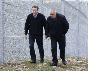 Борисов развежда британския премиер Дейвид Камерън по границата с Турция. 