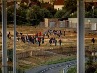 Френските власти разрушават незаконен бежански лагер в Кале