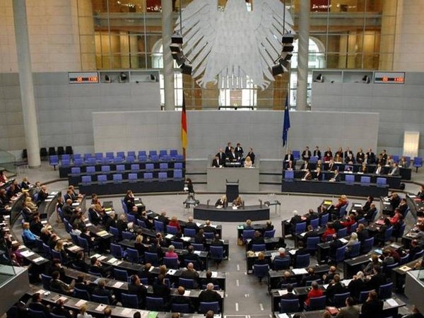 Бундестагът прие по-строго миграционно законодателство