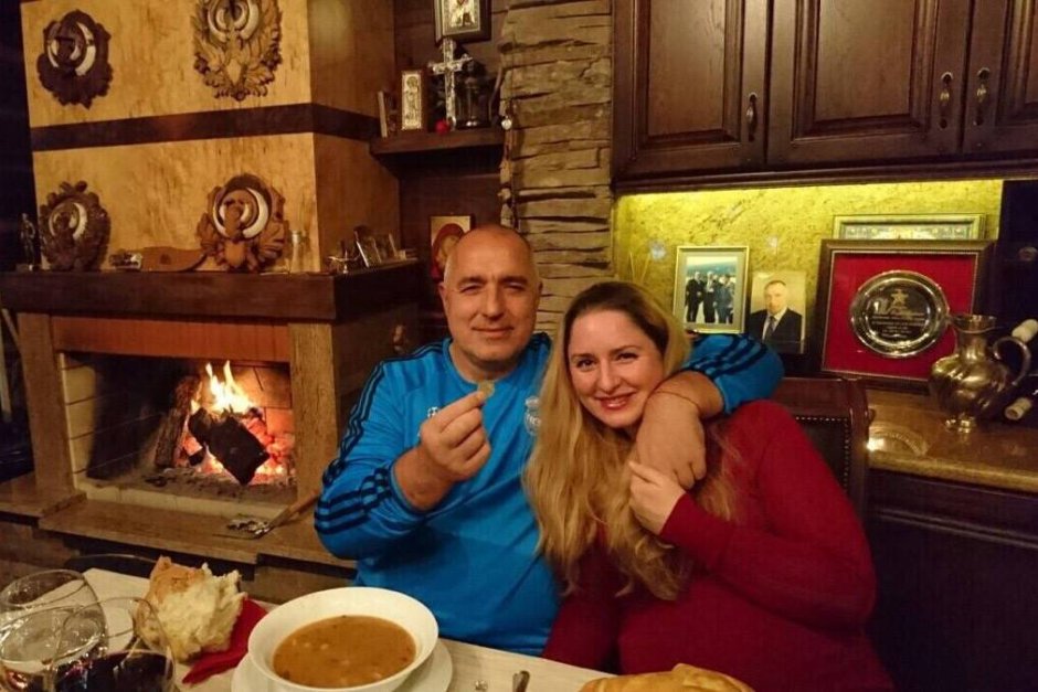 Бойко Борисов с дъщеря си Венета на Коледа. Снимка:Профилът на Б. Борисов във Фейсбук