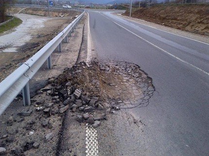 Образувалата се дупка на магистрала "Струма"