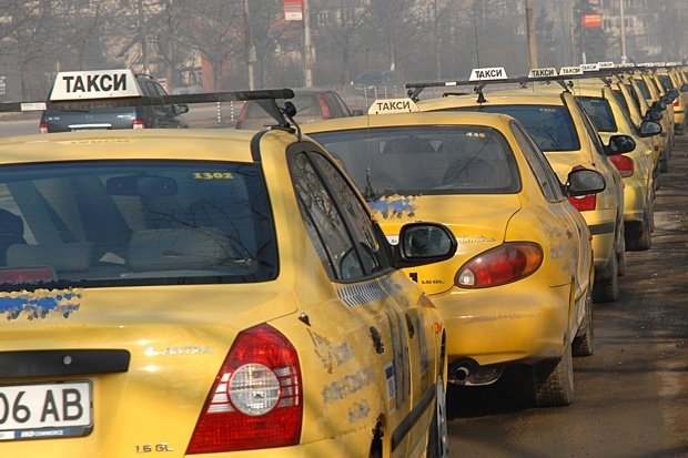 Такситата остават в данъчен полумрак