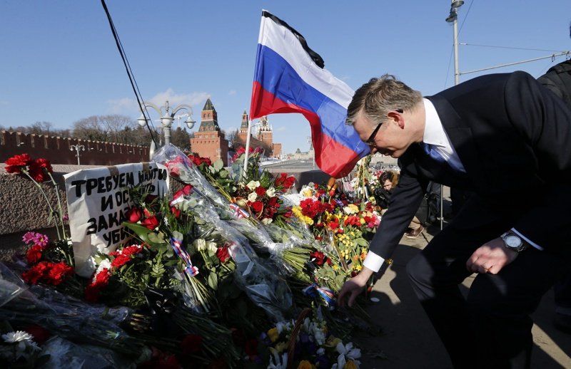 Посланиците на ЕС отдават почит на Немцов на лобното му място, сн. ЕПА/БГНЕС