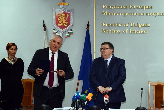 Спиридонов приема от Цацаров почетния знак на прокуратурата, предназначен за сектор "БОП" във Варна. Сн.: МВР