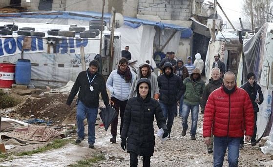 Анджелина Джоли нагази в калта на сирийски бежански лагер в Ливан