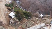Свлачище затрупа къщи и прекъсна път в Пазарджишко