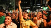 Протести в Бразилия заради запис, уличаващ президента в чадър над предшественика й